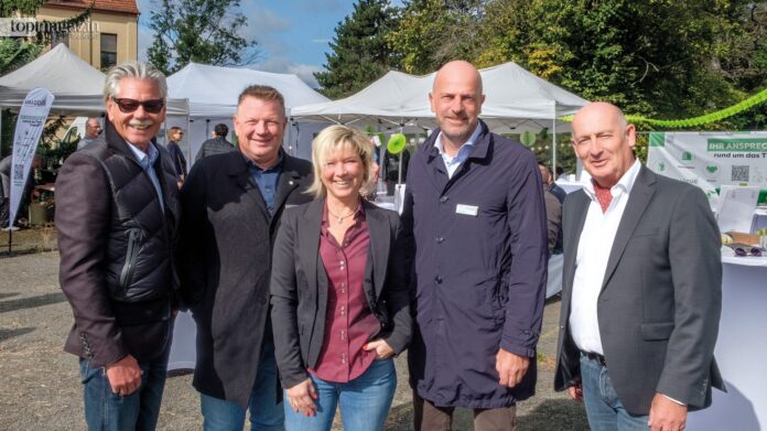Seit 30 Jahren ein Erfolgsteam im Wohnungsbau: Technischer Projektmanager Hans-Peter Schuhmacher, die Geschäftsführer Dirg Parhofer mit Gattin Monika und Volker Deifel, Architekt Heinrich-Peter Schmitz