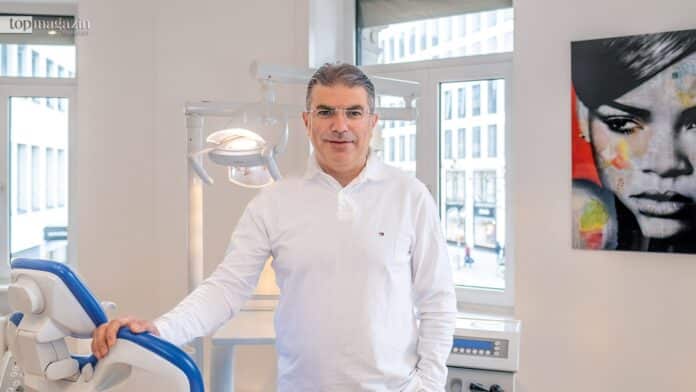 Dr. Talal Aldiri in seinem Behandlungszimmer: Hier empfängt er seine Patientinnen und Patienten mit Blick auf den Opernplatz