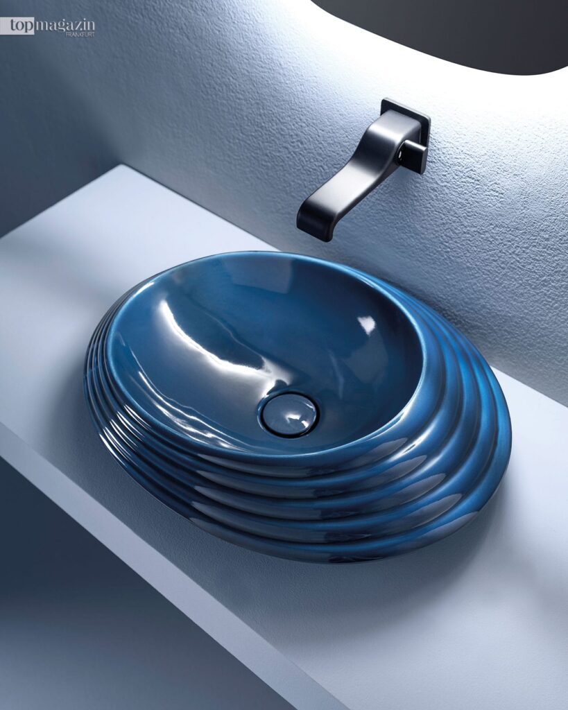 Für Ceramica Flaminia designte Elena Salmistrao das Aufsatzbecken Spire