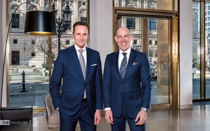 LLB-Niederlassungsleiter Frankfurt Matthias Luck und Senior Relationship Manager Christian Chester in der Lobby am Opernplatz