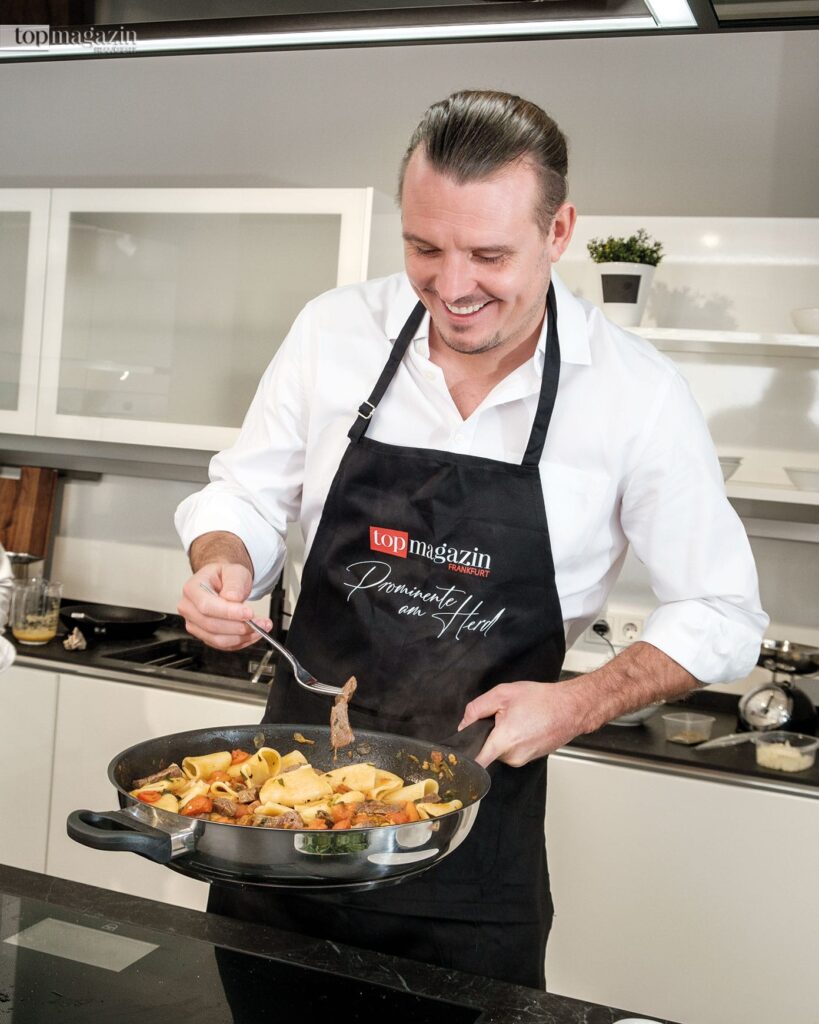 Der Fußballgott hat beim Abschmecken sichtlich Spaß