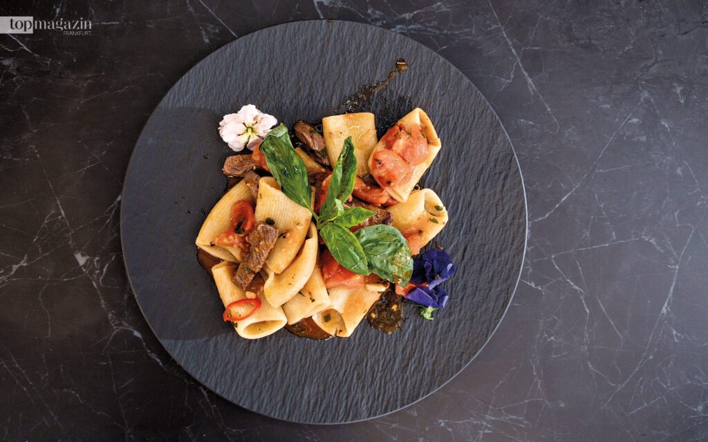 Die Paccheri mit Rinderfiletstreifen