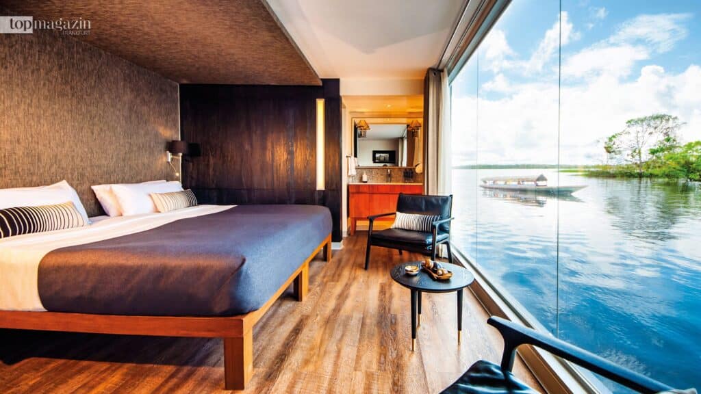 Die Panoramafenster sorgen für einen Imposanten Blick direkt vom Bett in die Natur (Foto: Uniworld Boutique River Cruise Collection)