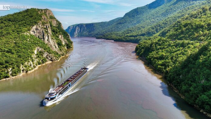 Die Viva Two bei einer Flusskreuzfahrt durch die berühmte Donau-Kataraktenpassage (Foto: Viva Cruises)