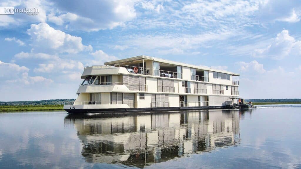 Die Zambezi Queen gleitet in Botswana über den Chobe River (Foto: Mantis Collection)
