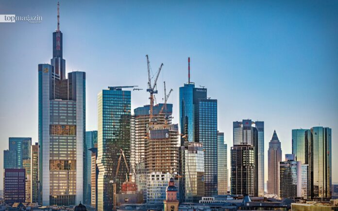 Frankfurts Skyline wandelt sich mit dem Bau des Hochhaus-Ensembles FOUR Frankfurt (Foto: Holger Peters)