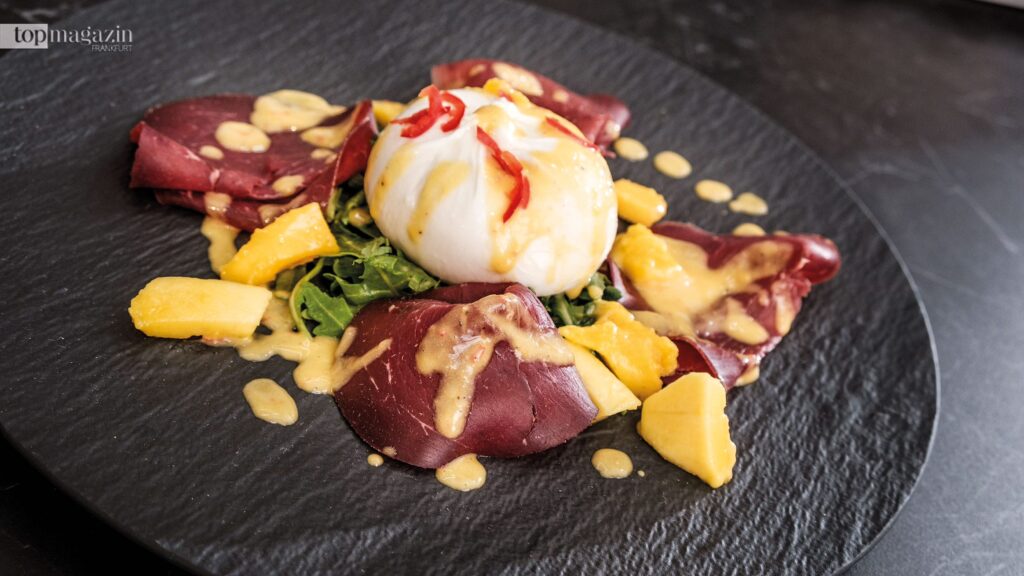 Frische Burrata mit Bresaola, Chili und Mangostückchen