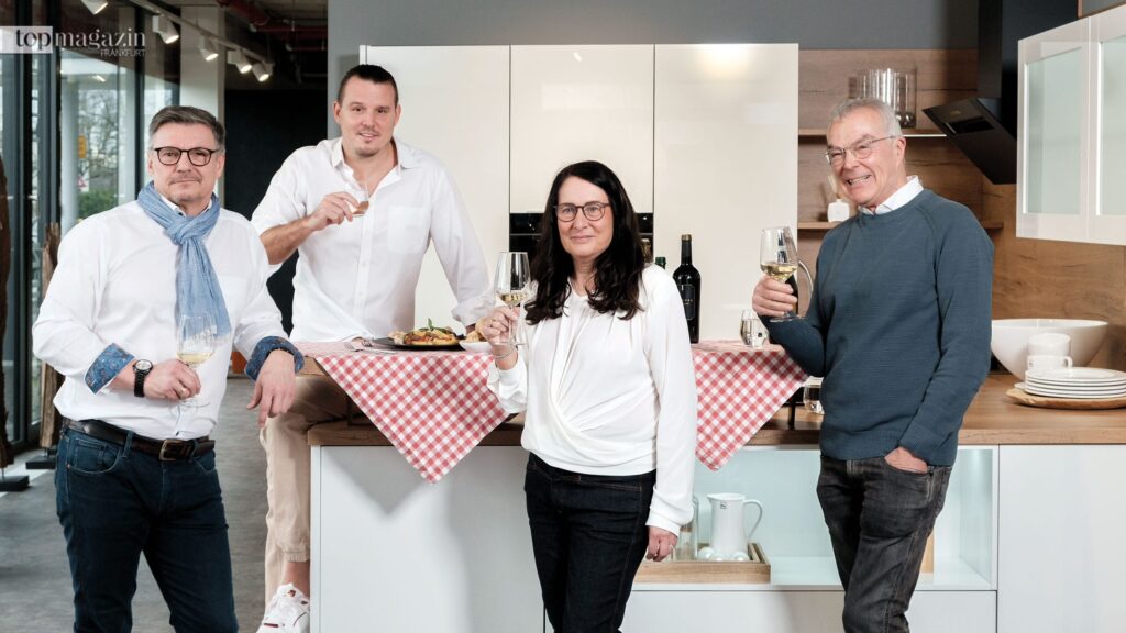 Gerhard und Sabine Grohs, Inhaber des Eschborner Küchen Atelier Grohs, mit Alex Meier und Top Magazin-Redakteur Thomas Zorn