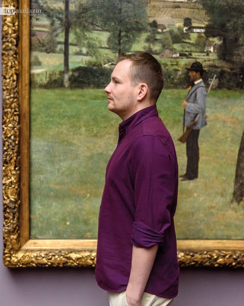 Jakob Schwerdtfeger: „Ich finde es einfach großartig, wie der Jagdaufseher von Fernand Khnopff einfach in der Landschaft herumsteht wie ein Baum. Manchmal sieht man Besucherinnen und Besucher, die ganz ähnlich vor dem Bild stehen ohne es zu bemerken.“
