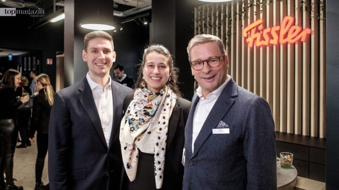 Maximilian Fissler mit Ehefrau Adriana Pampanas Grullon und Fissler-CEO Frank Böttcher
