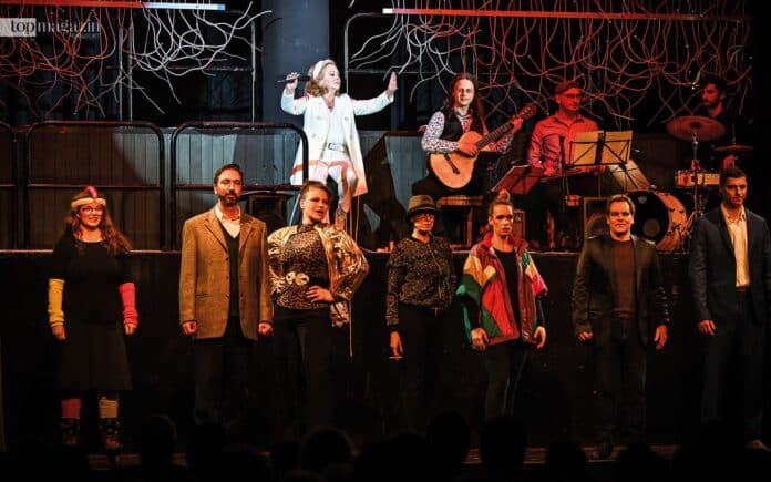 Star-Gast Marijke Amado strahlt in Weiß (Foto: Michael Faust)