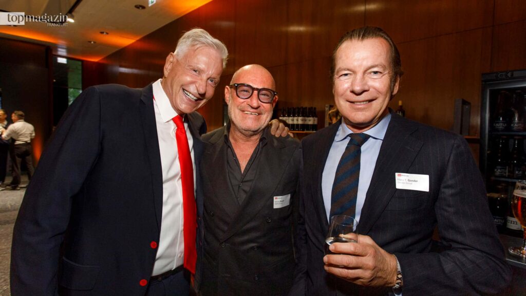 Thomas Kramer (Alpha Beta Universal LLC) kam extra aus Dubai zur Top Lounge im Central Parx und freute sich, Micky Rosen (Gekko Group) und Hans T. Gonder (Gonder Group) zu treffen Thomas Kramer (Alpha Beta Universal LLC) kam extra aus Dubai zur Top Lounge im Central Parx und freute sich, Micky Rosen (Gekko Group) und Hans T. Gonder (Gonder Group) zu treffen