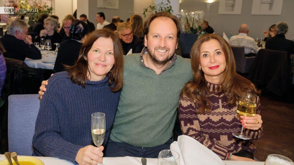 Vincent Steigenberger feiert mit Sandra Schellhase und Fujann Houshangi, der Schwiegermutter seines Schwagers Franz von Metzler