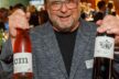 Winzer Thomas Hensel praesentiert seine Weine