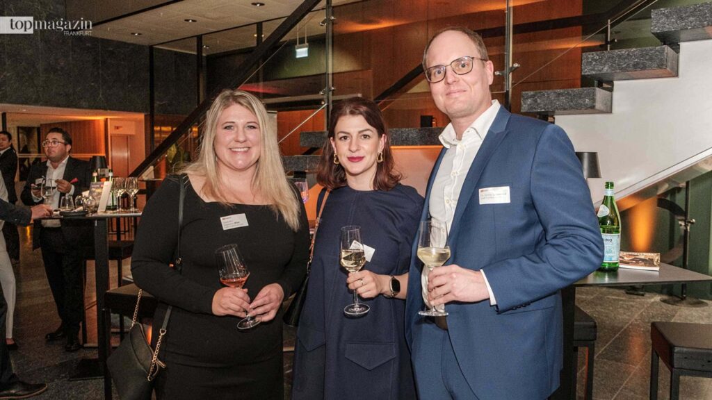 Wirtschaftsdezernentin Stephanie Wüst mit Digitalisierungsdezernentin Eileen O´Sullivan und Dr. Stefan Schwaneck (Stadt Frankfurt am Main) im Foyer des Central Parx Frankfurt