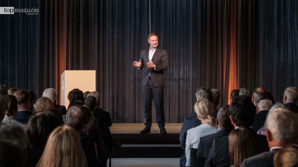 Bundesfinanzminister Christian Lindner bei seiner Rede vor Mitgliedern und Gästen des Wirtschaftsclubs Rhein-Main