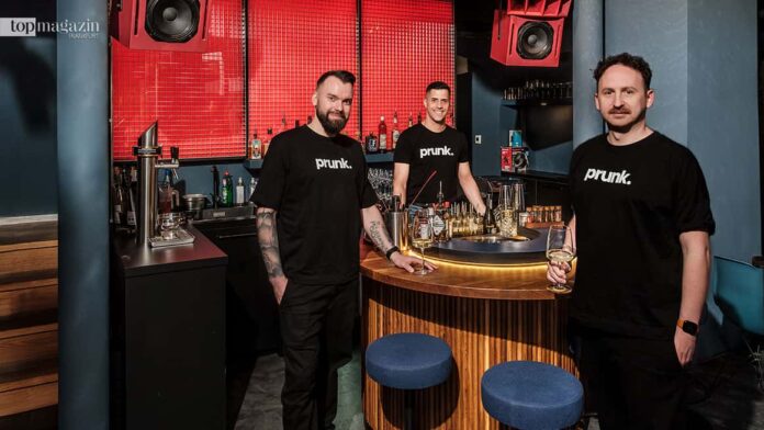 Die beiden Prunk-Geschäftsführer Dennis Dohl (l.) und Chrsitian Kellner (r.) mit Barchef Joel Sterna Randall am runden Tresen