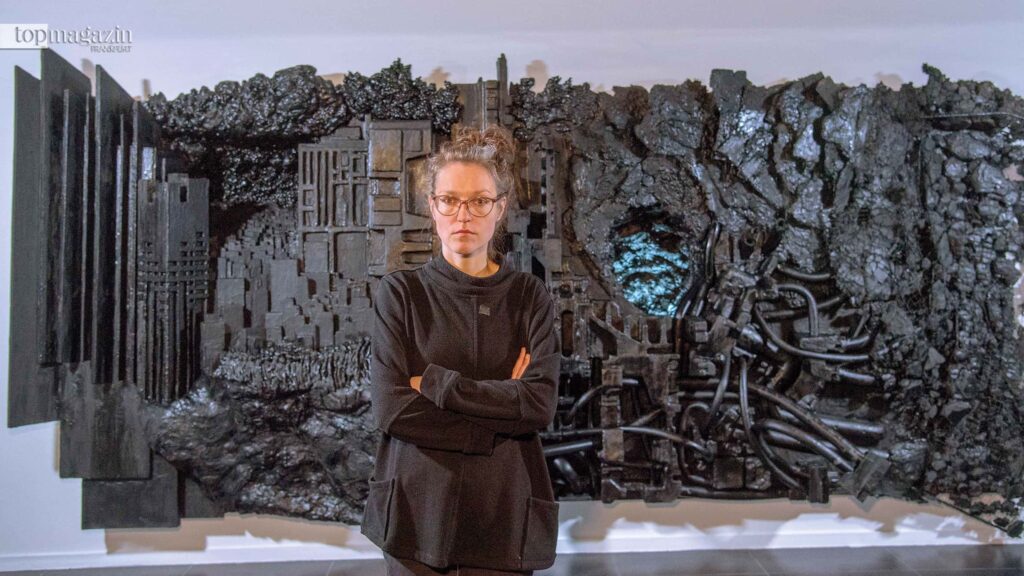 Gintaré Sokelyté und ihre beeindruckende Wandskulptur „25“ im Frankfurter Kunstverein (Foto: Bernd Kammerer)