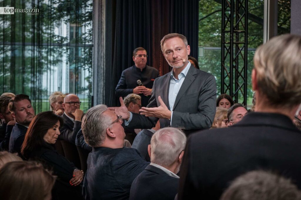Christian Lindner nahm sich auch im Anschluss an seine Rede viel Zeit, um mit den Gästen des Wirtschaftsclubs zu diskutieren