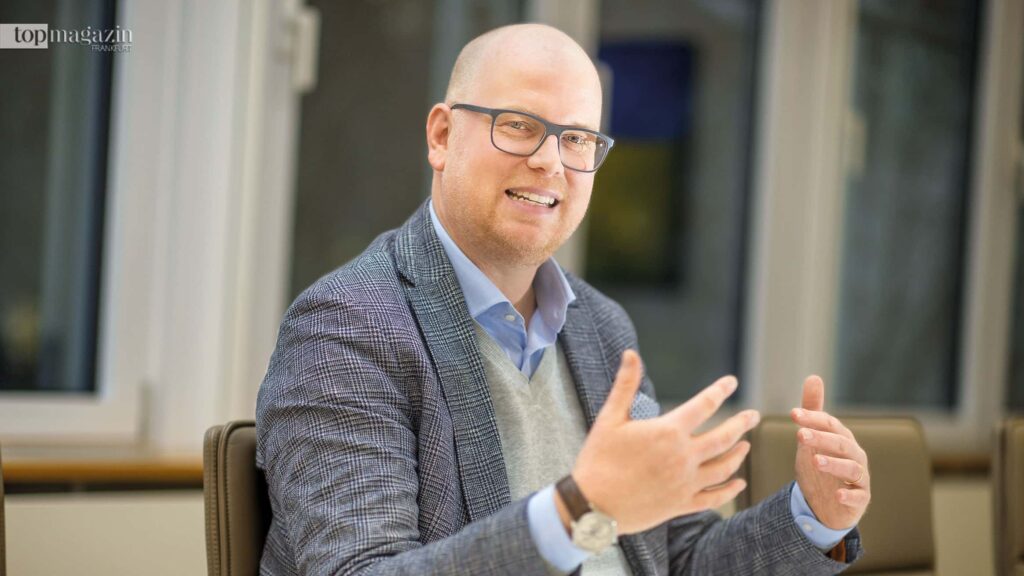 Martin Blach gut gelaunt beim Gespräch in der Lotto Hessen-Zentrale
