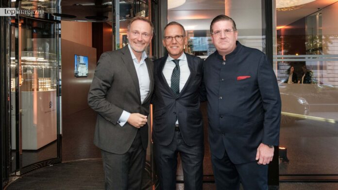 Bundesfinanzminister Christian Lindner freut sich über die Einladung von Wirtschaftsclub-Präsident Thomas Kremer (re.) und Co-Gastgeber Ulrich Höller (ABG)