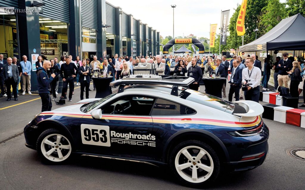 Achim Lamparter, Gesamtprojektleiter Porsche 911 Dakar, erläutert Eckdaten über das Rallye Design Paket