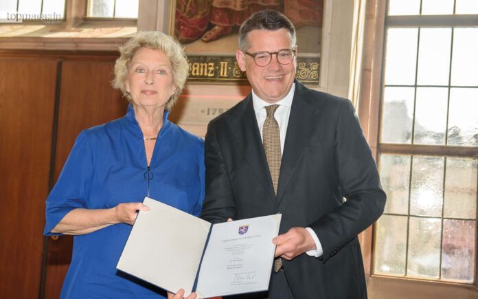 An ihrem 80. Geburtstag überreicht Boris Rhein Petra Roth die Ehrenprofessur des Landes Hessen (Foto: Enrico Sauda)