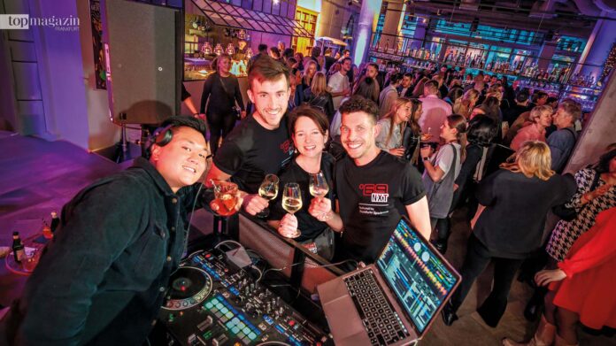 Cresco-Duo Matti Hönig (Culinary Director) und David Köbert (Restaurant Manager) stoßen mit Nicole Heringhaus (Frankfurter Sparkasse) und DJ Mister Wu auf einen gelungenen Abend an