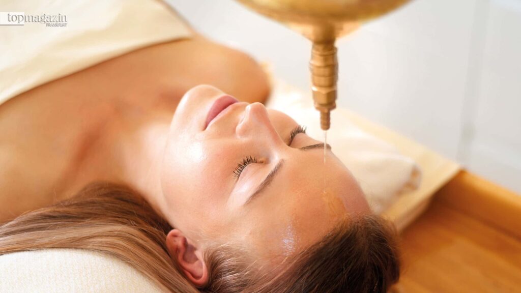 Der Shirodhara-Stirnguss mit Öl ist eine gängie Behandlung in der Maharishi Ayurveda Privatklinik in Bad Ems (Foto: Maharishi Ayurveda Privatklinik)