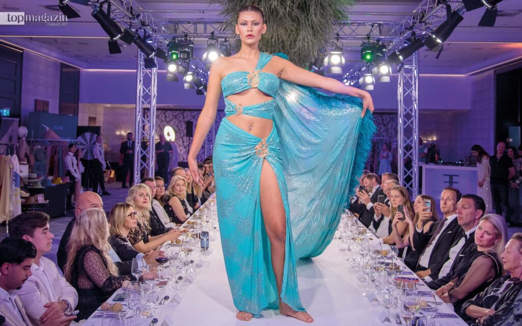 Die Models präsentierten barfuß die Mode auf dem Laufsteg, der zugleich als Dinnertable fungierte (Foto: Bernd Kammerer)