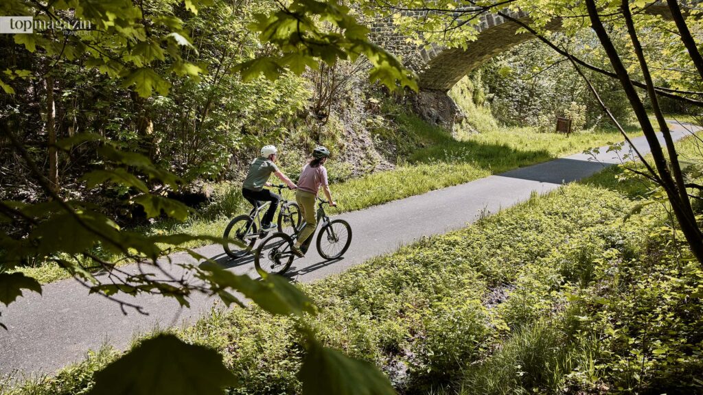 Ein Ausflug zum Vulkanradweg Vogelsberg ist die ideale Tagesaktivität für Fans langer Radtouren durch die Natur (Foto: Vulkanregion Vogelsberg Tourismus)