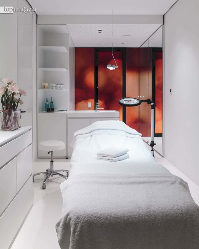 Ein Behandlungszimmer im Medical Spa Lanserhof am Tegernsee (Foto: Lanserhof Tegernsee)