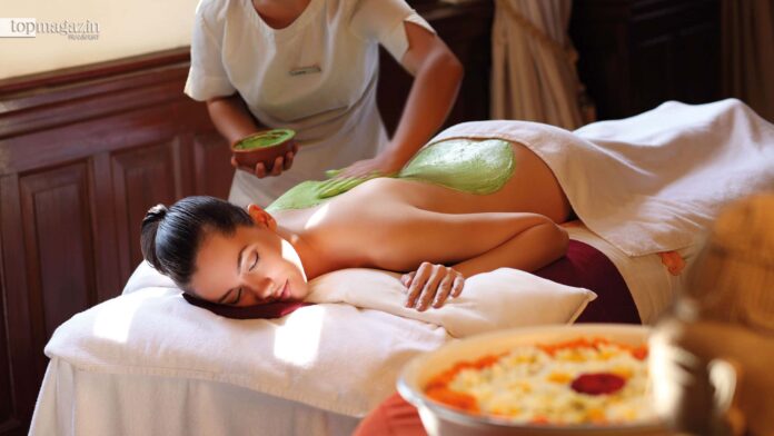 Eine Besucherin des Medical Spa Ananda in the Himalayas bei einem traditionellem Ayurveda Treatment (Foto: Ananda in the Himalayas)