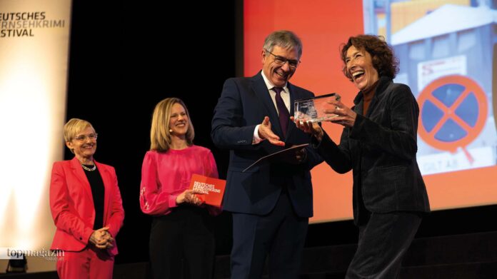 Festivalleiterin Cathrin Ehrlich, Moderatorin Ariane Binder mit OB Gert-Uwe Mende und Ehrenpreisträgerin Adele Neuhauser (Foto: Deutsches Fernsehkrimi-Festival)