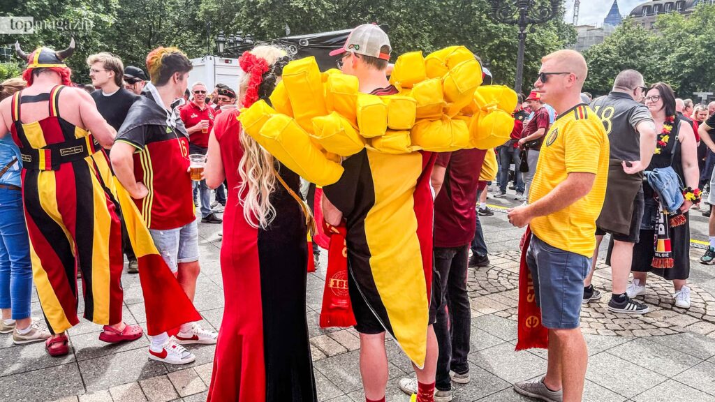 In kreativen Kostümen machten sich tausende belgische Fans auf den Weg zum Opernplatz