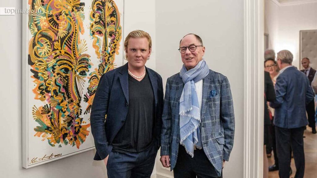 Künstler Leon Löwentraut mit Gerhard Eifler, der bereits 2019 die ersten Werke von Löwentraut erstand, die jetzt in seinem Haus auf Mallorca hängen (Foto: Leon Löwentraut / Galerie Rother)