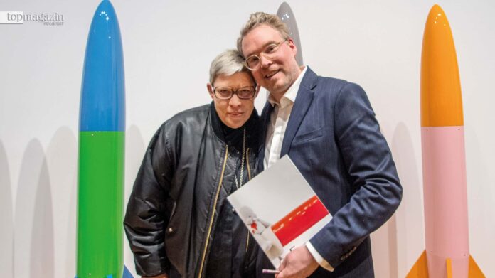 Künstlerin Cosima von Bonin mit Schirn-Direktor Dr. Sebastian Baden vor den hochglanzlackierten Raketen aus der Serie „Loser“ (Foto: Bernd Kammerer)