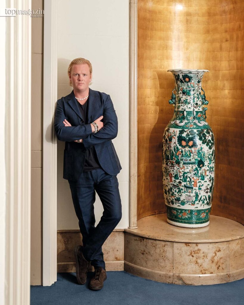 Leon Löwentraut in der Lobby des Steigenberger Icon Frankfurter Hof (Foto: Leon Löwentraut / Galerie Rother)