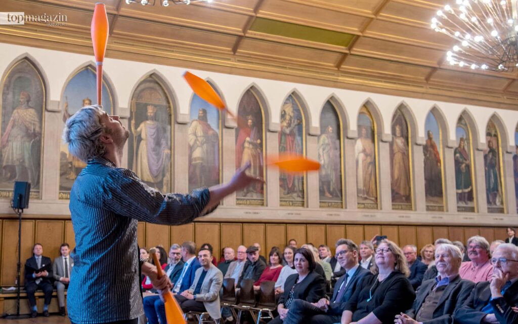 Neben den gesungenen Kinderliedern durften die Gäste die Kunst des Jonglierens bestaunen (Foto: Bernd Kammerer)