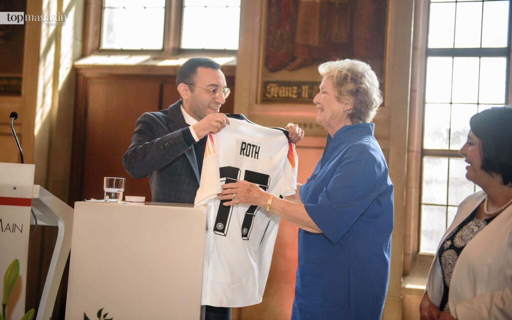 Passend zur diesjährigen EM bekam Petra Roth ihr eigenes Deutschlandtrikot vom Oberbürgermeister Mike Josef überreicht (Foto: Enrico Sauda)