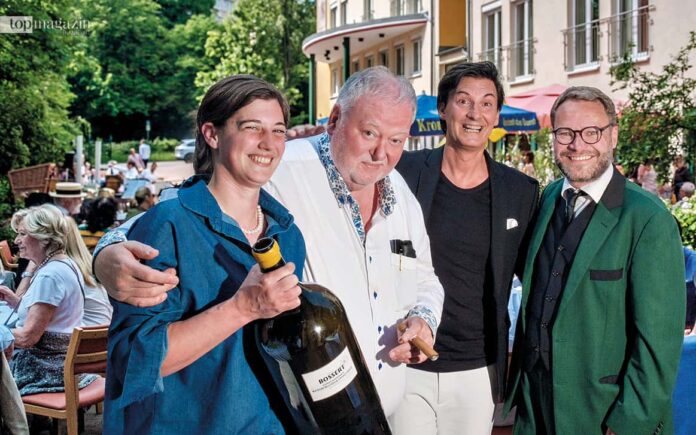 Winzerin Johanna Bossert, Jubilar und Sonnenhof am Park-Chef Diedrich Eilers, Silvio d´Anza und Thorsten Wszolek mit der 6-Liter-Flasche Cuveé, die extra zum Fest kreiert wurde