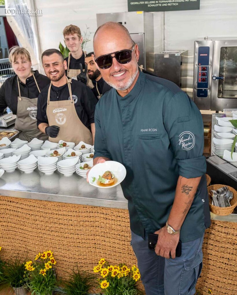 Frank Rosin zauberte mit seinem Team Gegrillten Sellerie in Topinambur-Essenz mit Miso, Schalotte und Rettich