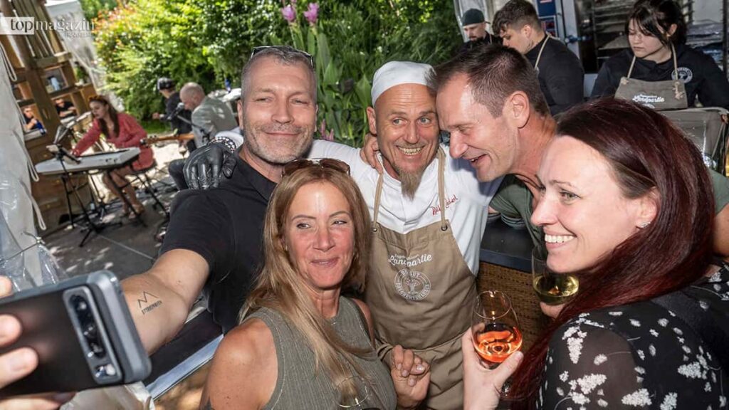 Selfie mit Starkoch: Ralf Zacherl posierte mit Fans und zauberte nebenbei Laab Gai, warmen thailändischen Geflügelsalat, mit Spitzkohl, Klebreis und Erdnüssen