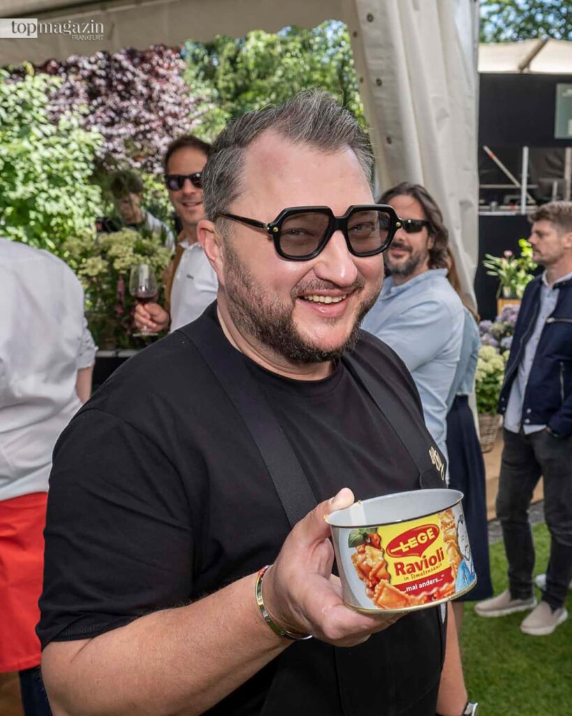 Schlange stehen für lecker Ravioli in der Dose von TV-Koch und Frohnatur Sebastian Lege