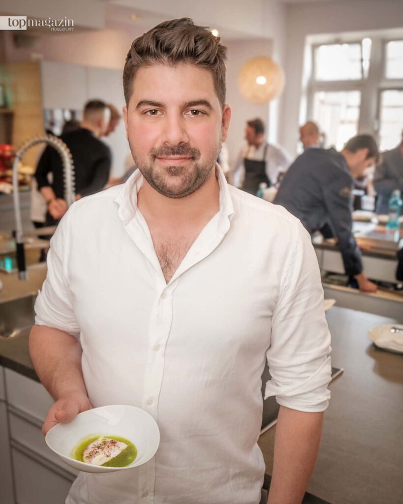 Shootingstar David Eisenberg serviert im neuen Peysk erstklassigen Fisch mit raffinierter Küche, hier reicht er Hamachi und Jakobsmuschel, Erdbeer-Ponzu, Wasabi und Sansho