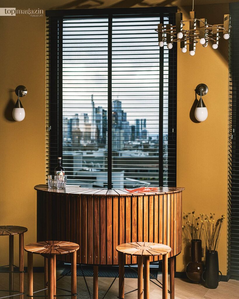 Bar mit Weitblick: Der Blick auf die Frankfurter Skyline macht mit und ohne Drink große Freunde (Foto: Top Magazin Frankfurt)