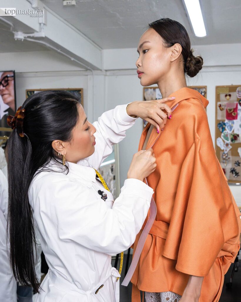 Die Modedesignerin bei der Arbeit mit einem Model: Sie entwirft nicht nur, sondern beschäftigt sich mit dem gesamten Prozess der Textilherstellung (Foto: Sirivannavari Bangkok)