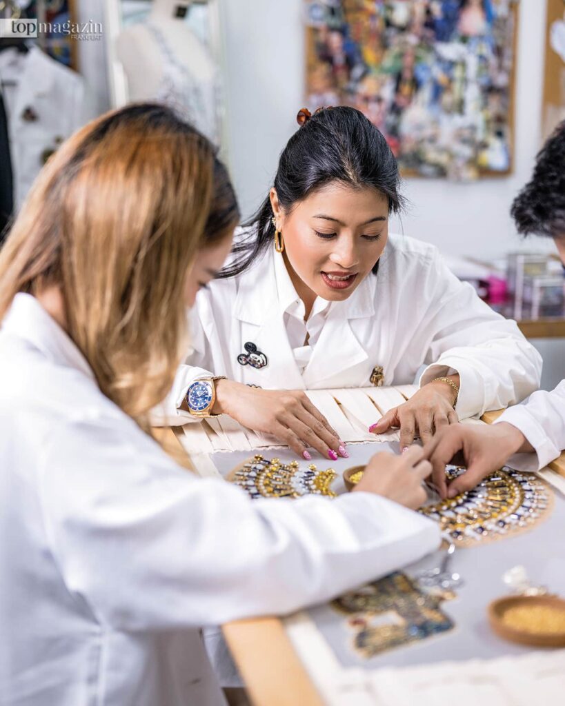 Die studierte Modedesignerin tüftelt die neuen Designs für ihre eigene Brand aus (Foto: Sirivannavari Bangkok)