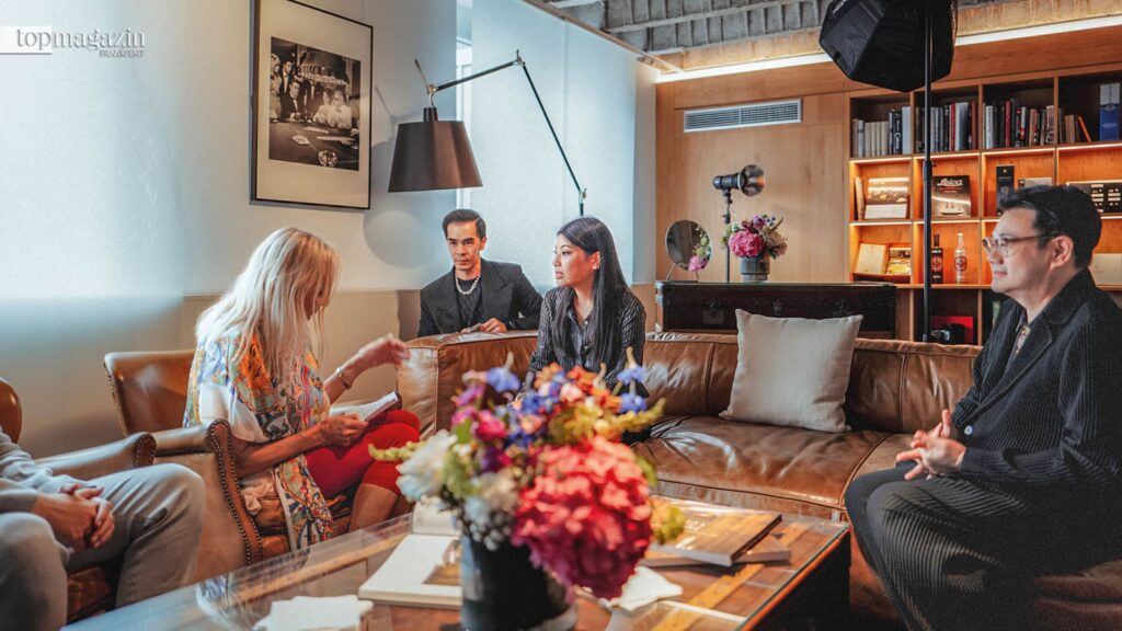 Die thailändische Prinzessin Sirivannavari im Gespräch mit Top Magazin-Redakteurin Kitti Pohl in der Leica Galerie Frankfurt (Foto: Leica Camera AG)