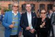 Firmenkunden Vertriebsleiter Dr. Roland Roeder Mitte mit Wirtschaftspruefer Erich Schneider Carl Friederichs Stiftung und Frau Anne Doris Schneider
